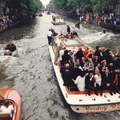 'student/toeschouwer' bij huldiging in rubber bootje (gracht)